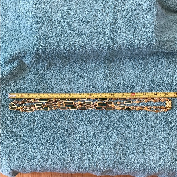 Elegant Gold and Green Necklace - Picture 2 of 4